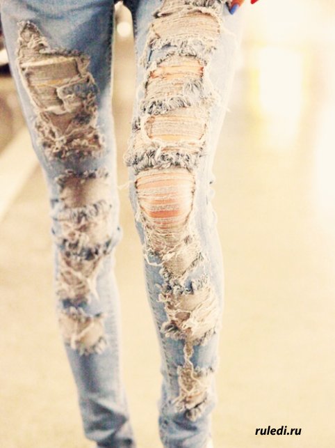 джинсы рваные утепленные. широкие рваные джинсы. джинсы порезаны. рваные джинсы дома. разорванные джинсы.