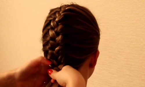 Коса дракончик вокруг головы. Дракончики по всей голове. Плести дракончик видео. Косички дракончики на короткие волосы. Детская прическа фонтанчик.