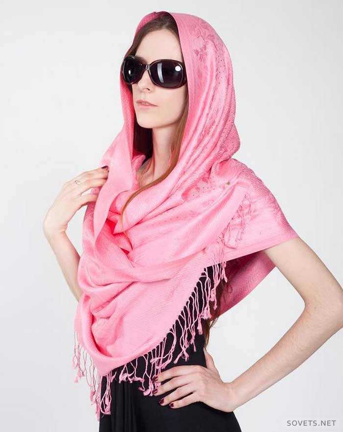Платки мода 2024. Розовый шарф. Розовый палантин. Розовый платок. Платок палантин.