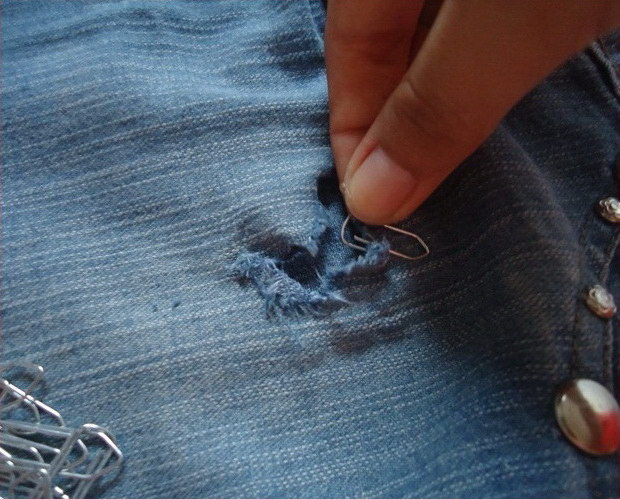 Художественная штопка пуховик. Художественная штопка сашико. Латки на джинсы. Заплатка на джинсы. Красивые заплатки на джинсы.