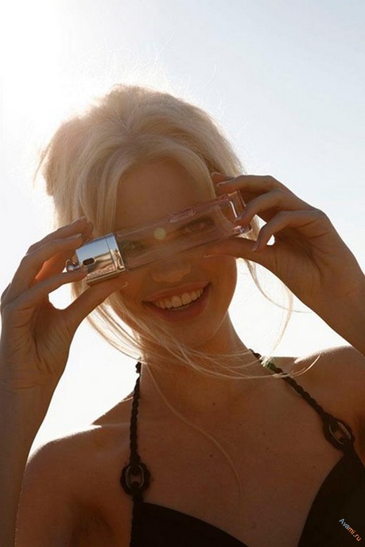 Снято на телефон с блондинкой. Дафна Гроенвельд в рекламе диор. Блондинки в очках от солнца. Блондинка с телефоном. Блондинка в очках с телефоном.